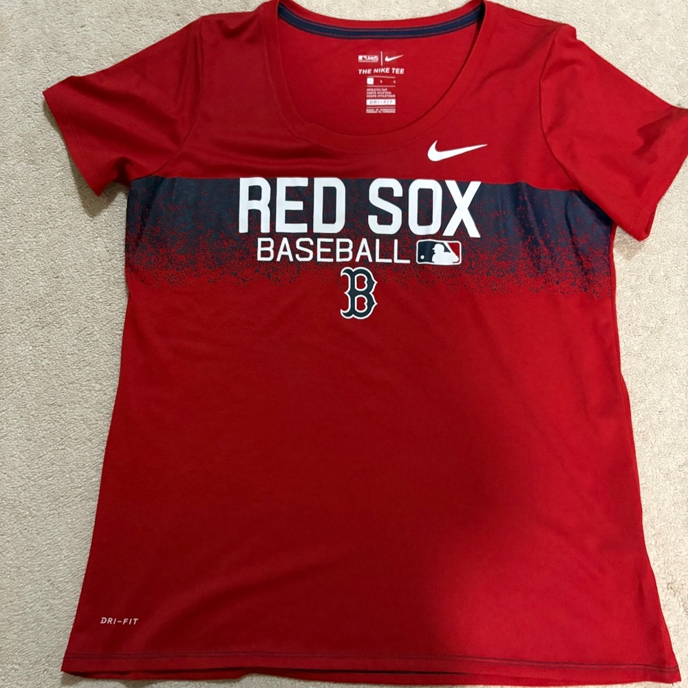 Women’s Nike Red Sox T-shirt. Size large